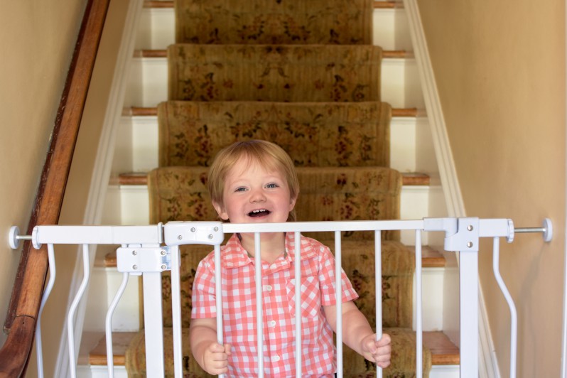 Einklemmbares Treppenschutzgitter hält Kleinkind auf